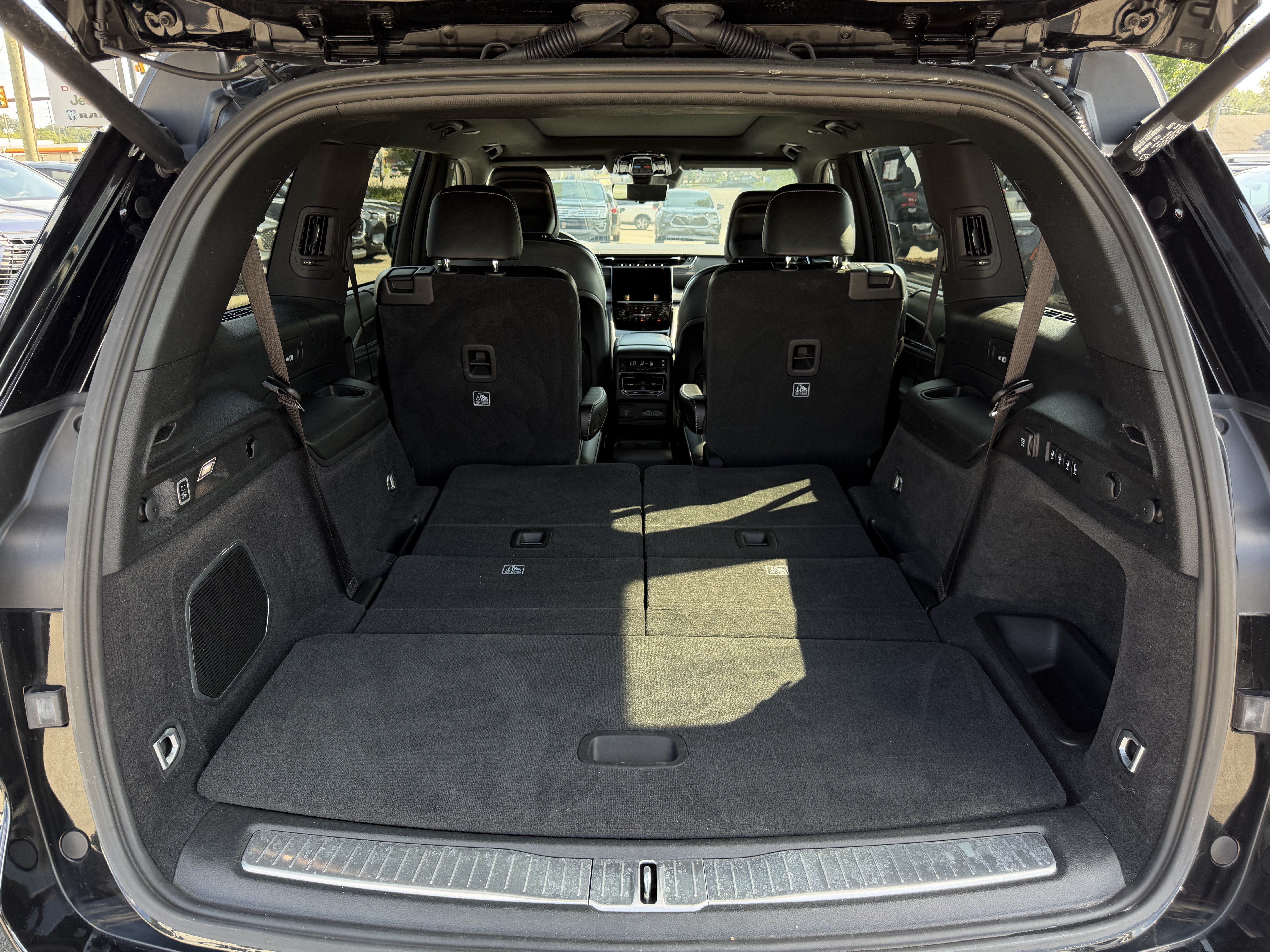 Used 2024 Jeep Grand Cherokee L Overland w/ Advanced Protech Group III AWD/4WD image 36