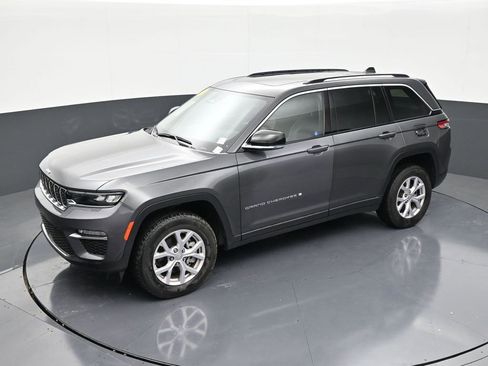 Used 2022 Jeep Grand Cherokee Limited image 13