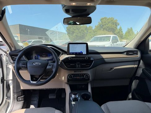 Used 2020 Ford Escape Titanium FWD image 11