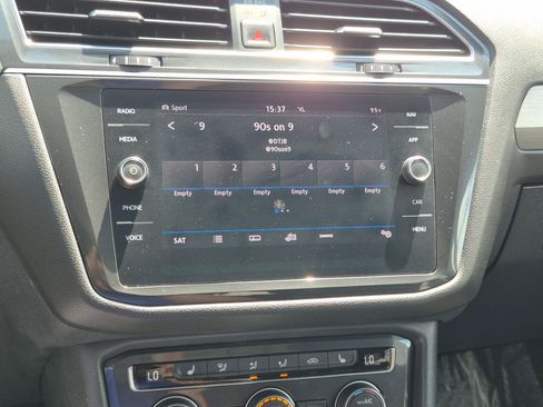 Used 2018 Volkswagen Tiguan SEL AWD/4WD image 46