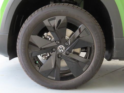 New 2026 Volkswagen Taos SE FWD image 28