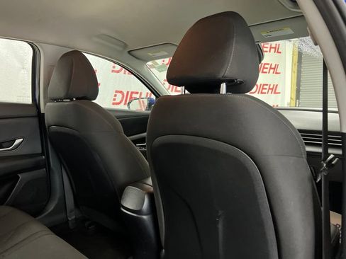 Used 2021 Hyundai Elantra SE FWD image 11