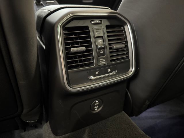 Used 2025 Porsche Macan AWD/4WD image 21