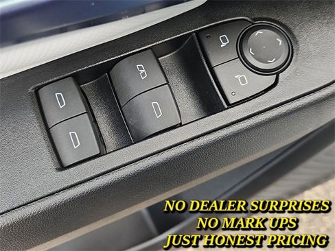 Used 2025 Chevrolet Equinox EV LT w/ Convenience Package II image 23