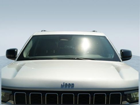 Used 2022 Jeep Grand Cherokee L Limited AWD/4WD image 40