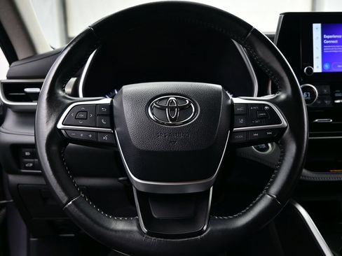 Used 2024 Toyota Highlander XLE AWD/4WD image 24