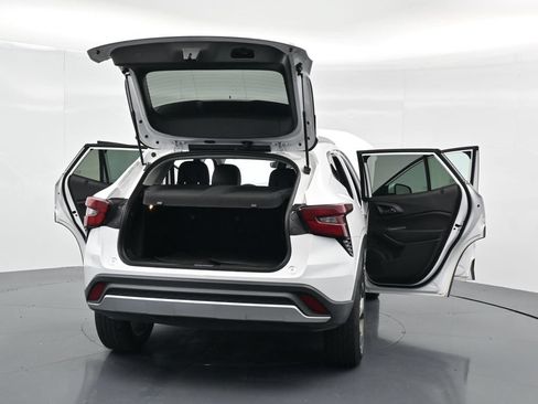 Used 2025 Chevrolet Trax LT FWD image 36