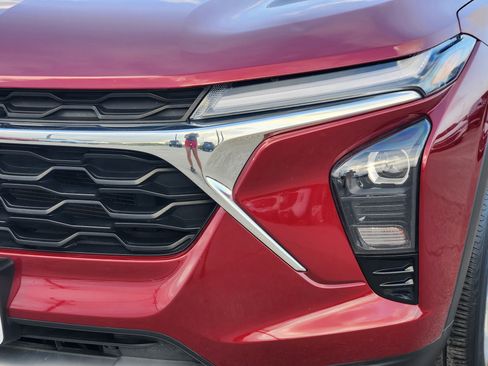 Used 2025 Chevrolet Trax LT FWD image 8