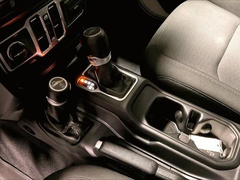 Used 2022 Jeep Gladiator Sport image 17