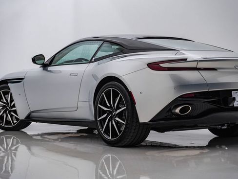 Used 2017 Aston Martin DB11 V12 RWD image 9