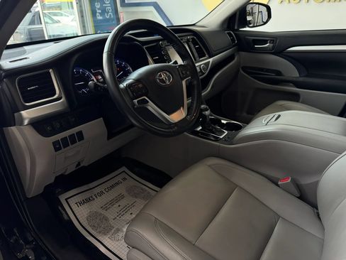 Used 2019 Toyota Highlander XLE AWD/4WD image 22