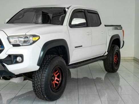 Used 2018 Toyota Tacoma TRD Off-Road w/ Technology Package AWD/4WD image 70