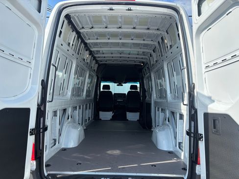 Used 2025 Mercedes-Benz Sprinter 2500 image 25