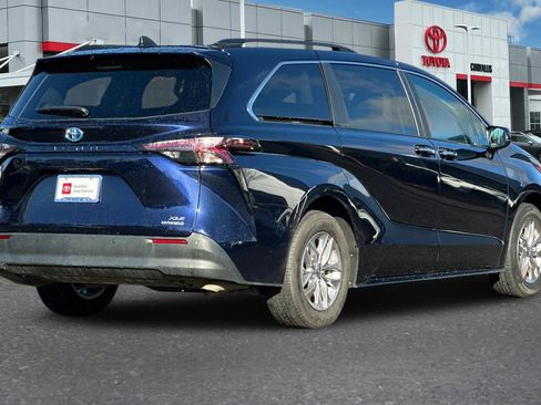 Used 2024 Toyota Sienna XLE image 4