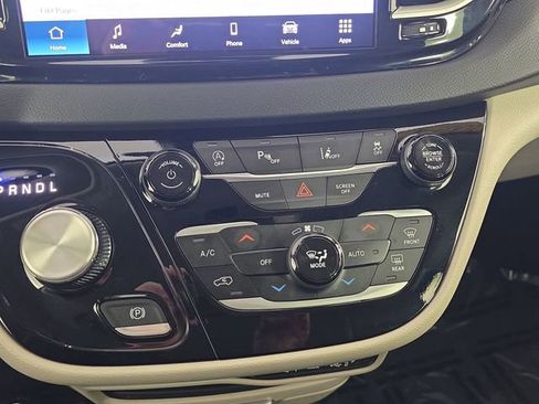 Used 2024 Chrysler Pacifica Touring-L FWD image 23