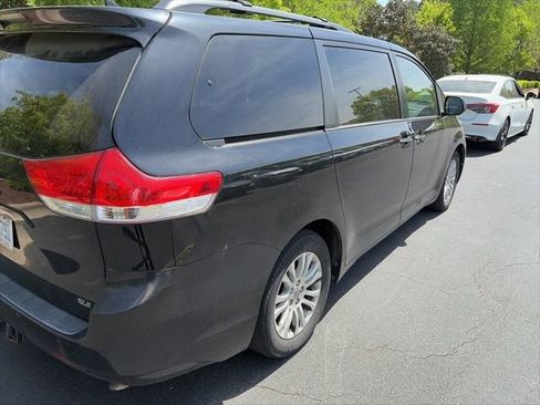 Used 2014 Toyota Sienna XLE w/ XLE Premium Package image 3