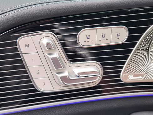 Used 2024 Mercedes-Benz GLS 580 4MATIC image 17