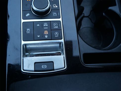 Used 2018 Land Rover Discovery HSE image 16