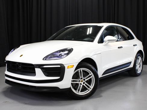 Certified 2025 Porsche Macan image 1
