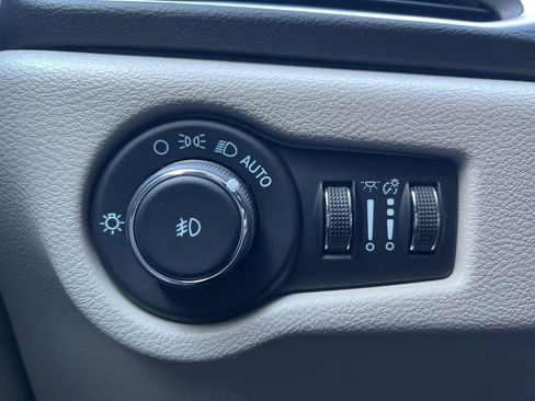 Used 2024 Chrysler Pacifica Touring-L image 14