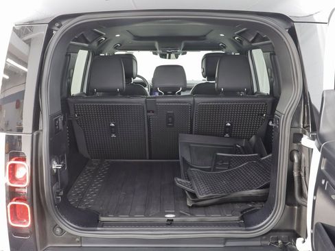 Used 2025 Land Rover Defender 110 X-Dynamic SE image 16