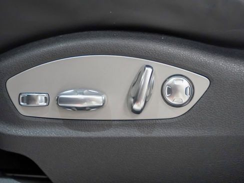 Used 2025 Porsche Macan AWD/4WD image 24