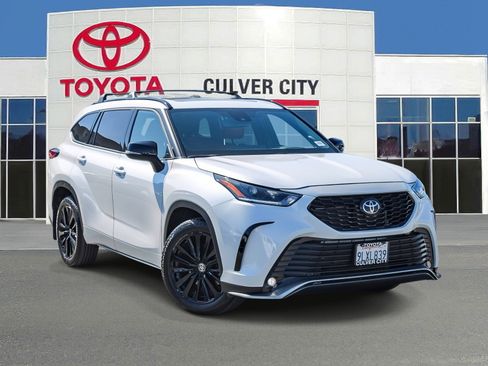 Used 2024 Toyota Highlander XSE image 1