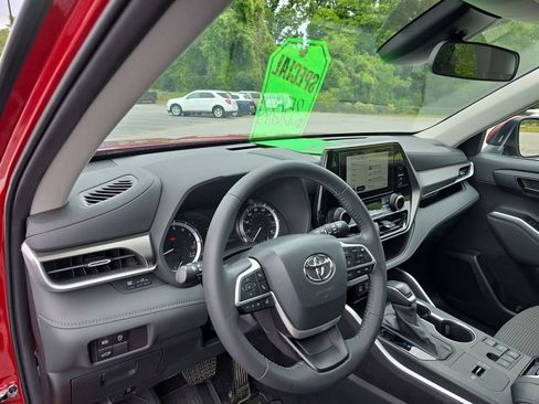 Used 2024 Toyota Highlander LE FWD image 10