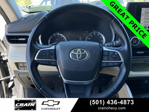 Used 2023 Toyota Highlander XLE image 18