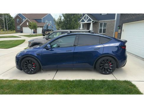 Used 2023 Tesla Model Y Performance AWD/4WD image 2