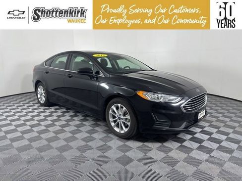 Used 2019 Ford Fusion SE image 1