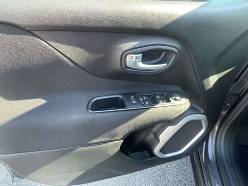 Used 2018 Jeep Renegade Latitude FWD image 16