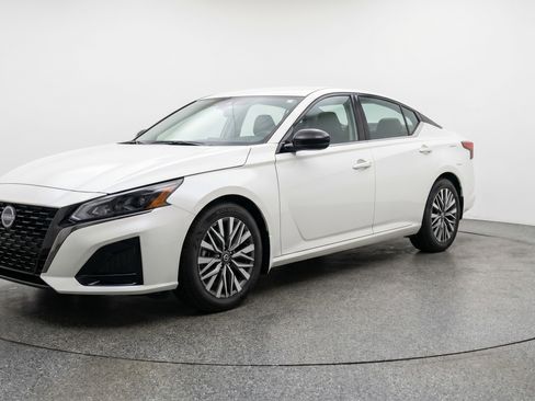 Used 2025 Nissan Altima 2.5 SV FWD image 3