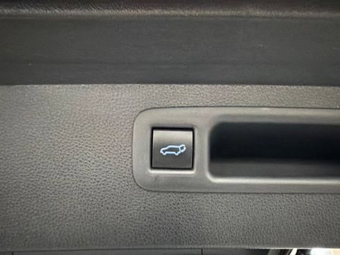 Used 2022 Toyota Highlander XLE AWD/4WD image 14