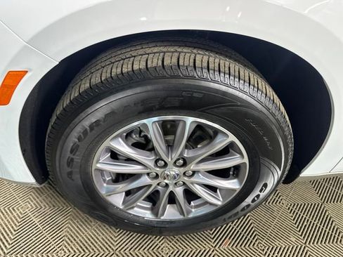 Used 2023 Buick Enclave Essence image 10