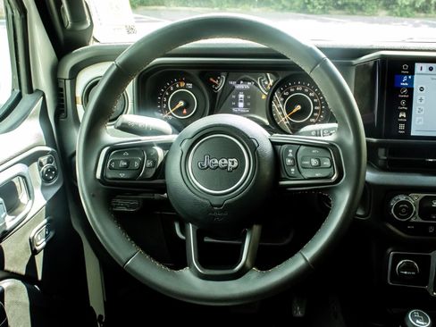 Used 2025 Jeep Gladiator Sport AWD/4WD image 16
