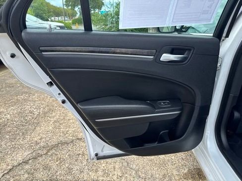 Used 2011 Chrysler 300 C RWD image 16