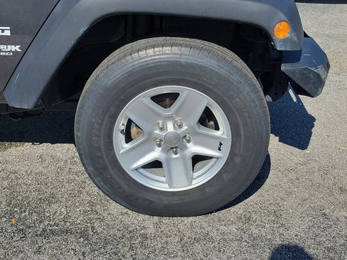 Used 2018 Jeep Wrangler Unlimited Sport w/ Connectivity Group AWD/4WD image 34