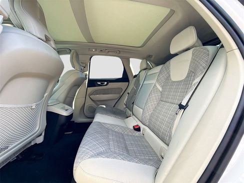 Used 2022 Volvo XC60 B5 Momentum image 27