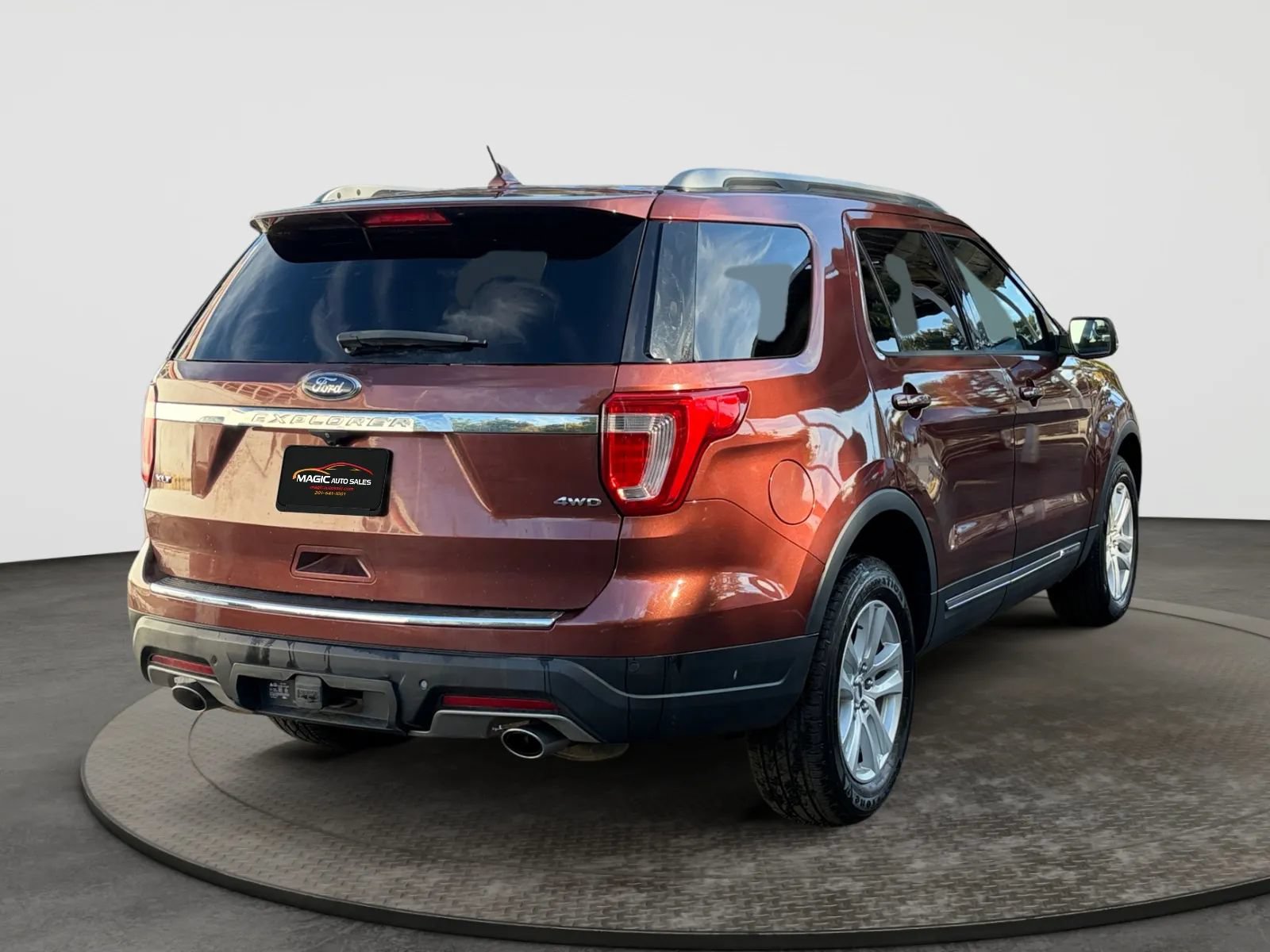 Used 2018 Ford Explorer XLT w/ Equipment Group 201A AWD/4WD image 10