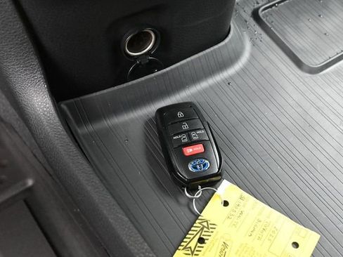 Used 2025 Toyota Sienna LE image 17