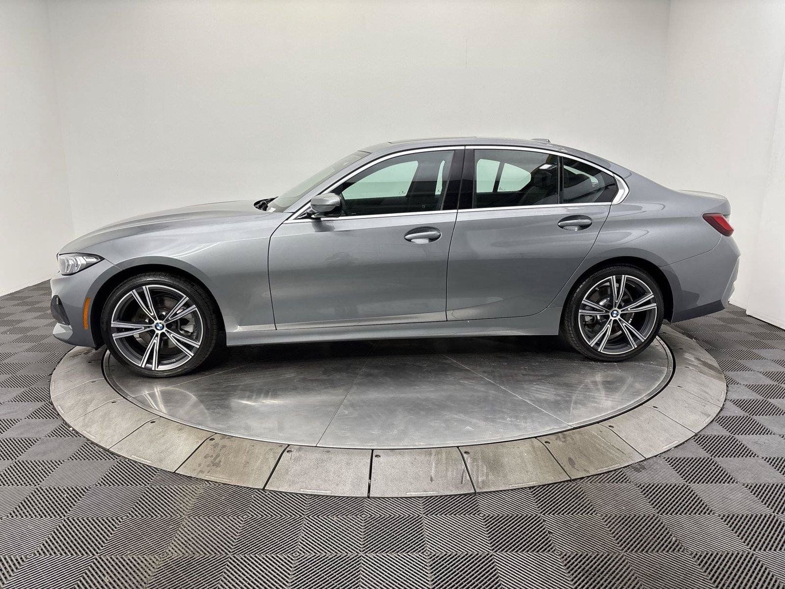 Used 2024 BMW 330i xDrive Sedan w/ Convenience Package AWD/4WD image 16