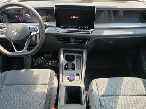 New 2025 Volkswagen Tiguan SE image 8