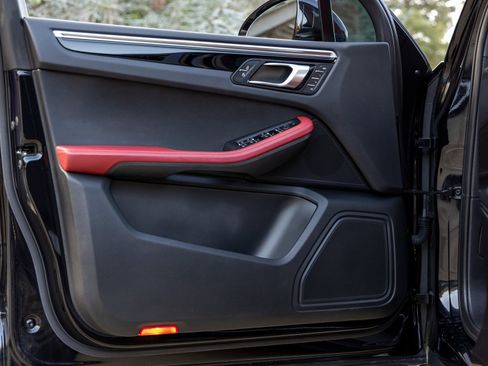 Certified 2023 Porsche Macan image 21