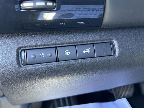 Used 2025 Nissan Pathfinder SV image 12