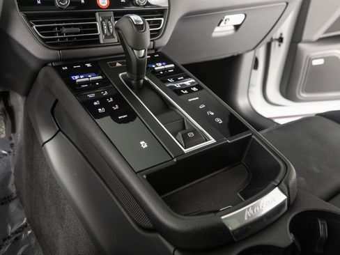 Certified 2025 Porsche Macan image 27