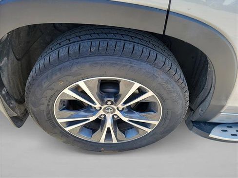 Used 2016 Toyota Highlander XLE image 11