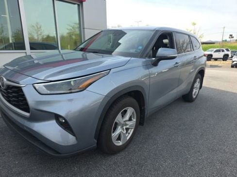 Used 2021 Toyota Highlander LE image 1