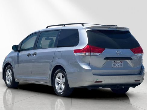 Used 2012 Toyota Sienna w/ Towing Pkg FWD image 6