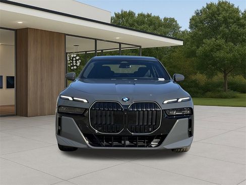 Used 2025 BMW 740i w/ Premium Package image 3